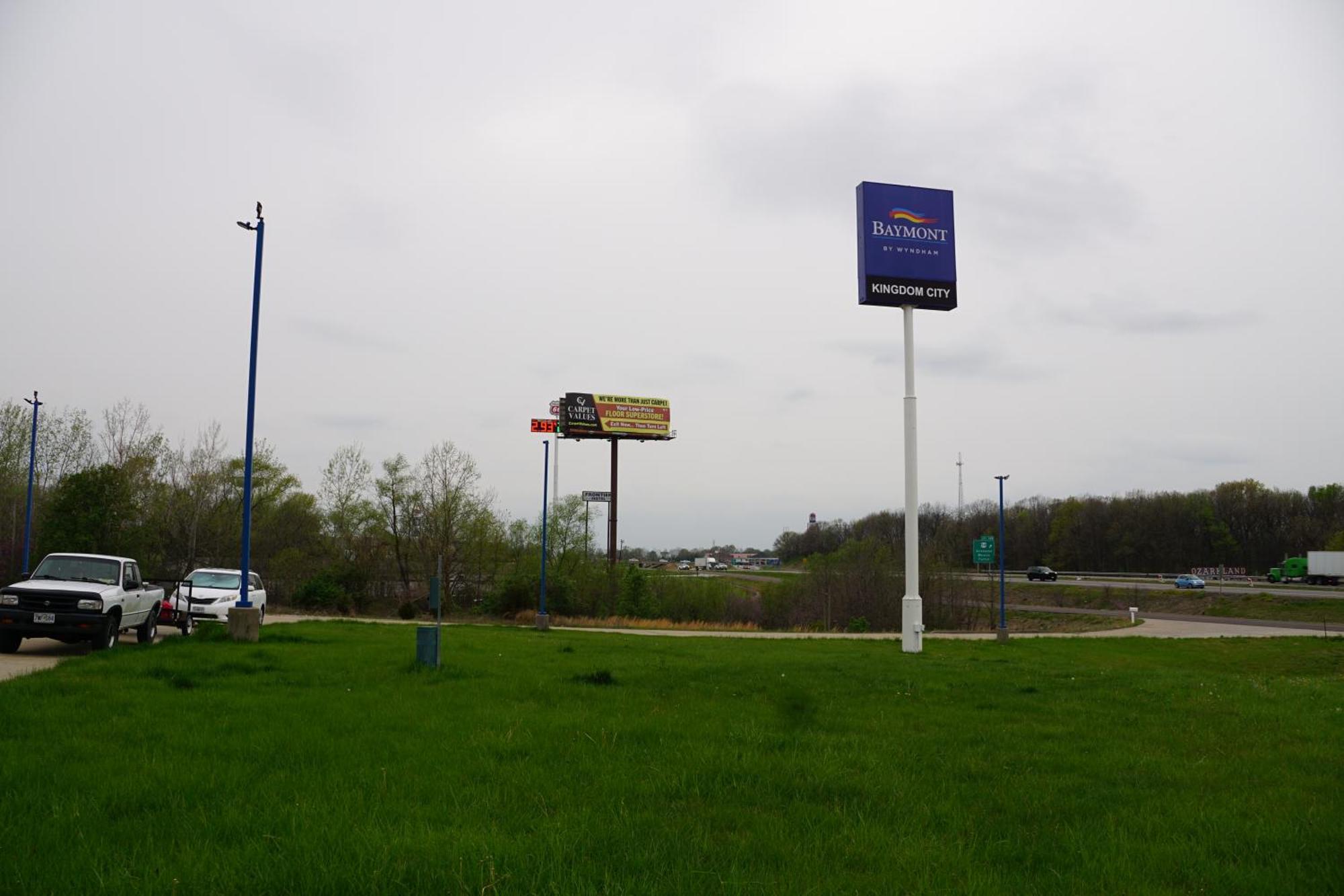Baymont By Wyndham Kingdom City Exterior photo