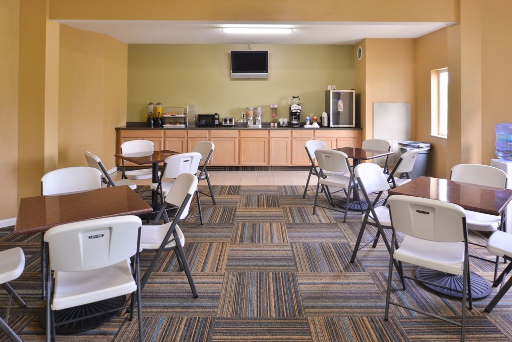 Baymont By Wyndham Kingdom City Restaurant photo