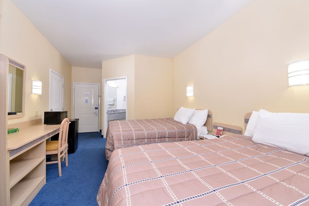 Baymont By Wyndham Kingdom City Room photo