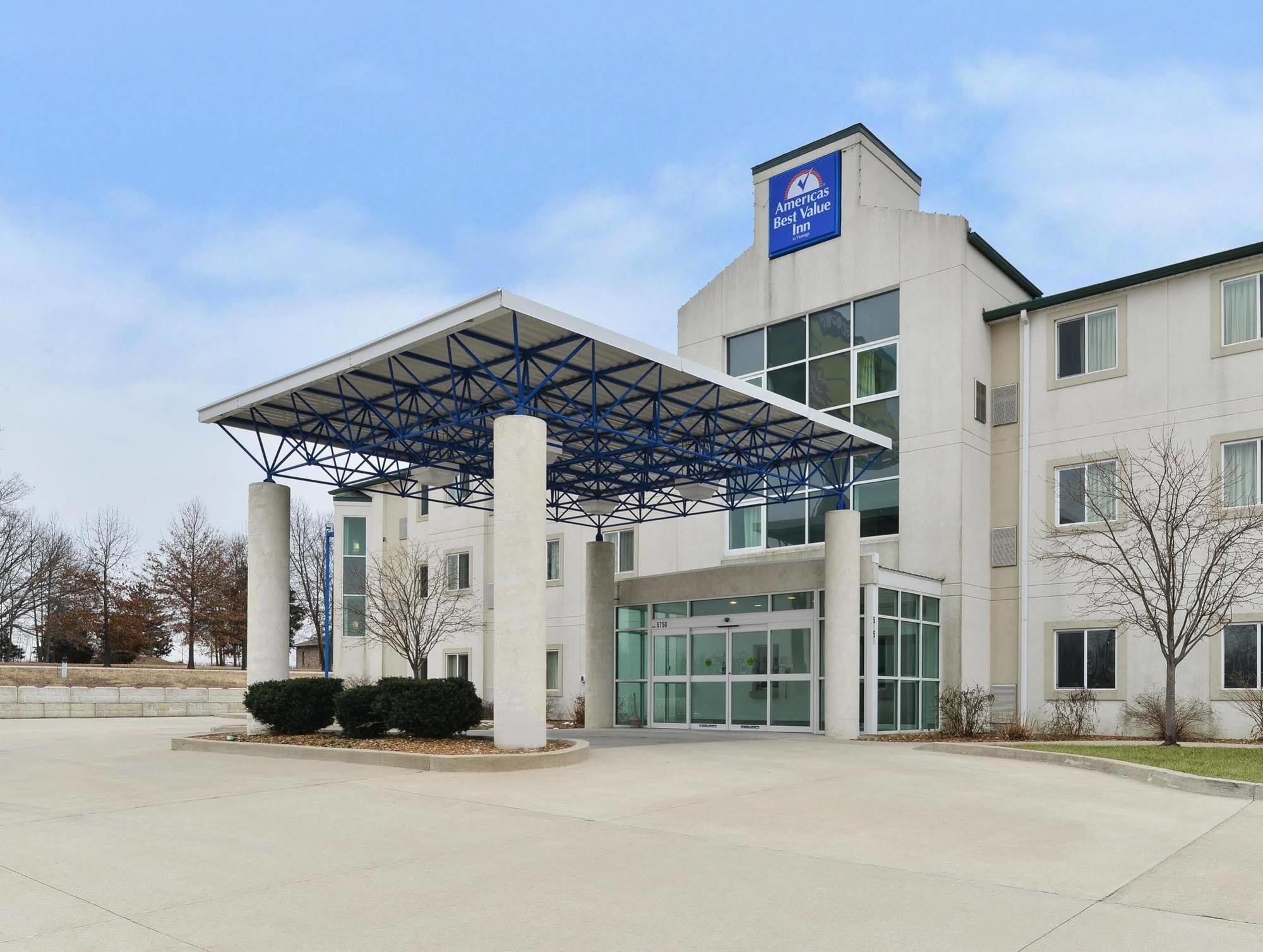 Baymont By Wyndham Kingdom City Exterior photo