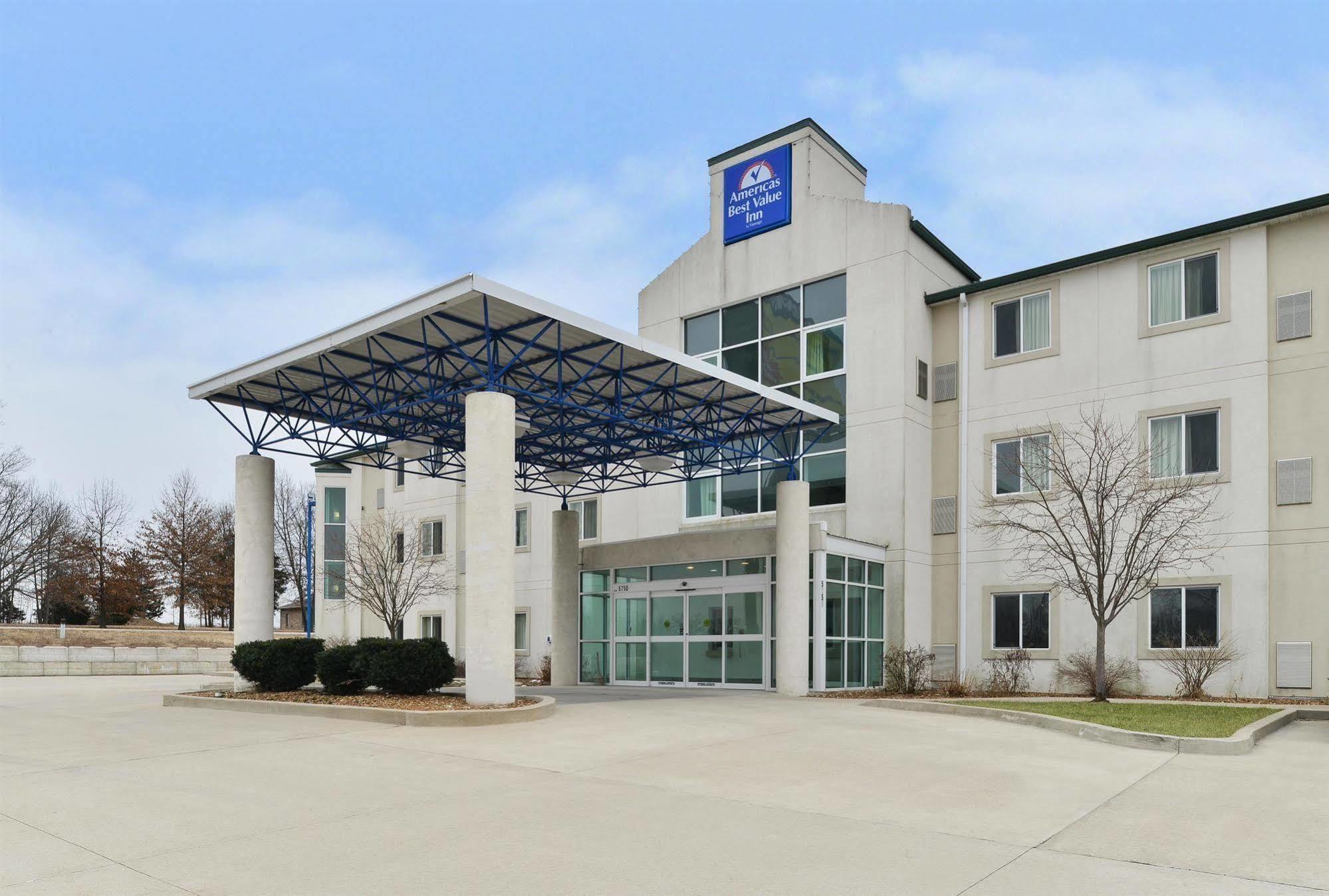 Baymont By Wyndham Kingdom City Exterior photo